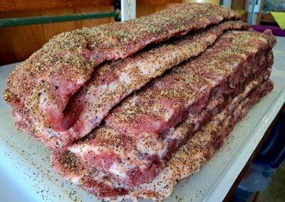 Condimentando costillas BBQ