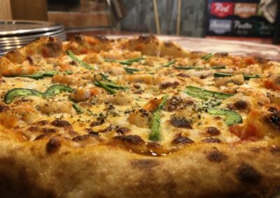 Pizza de mariscos a la leña